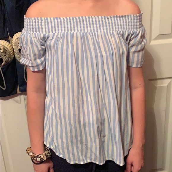 Off the shoulder Old Navy shirt - Picture 2 of 2